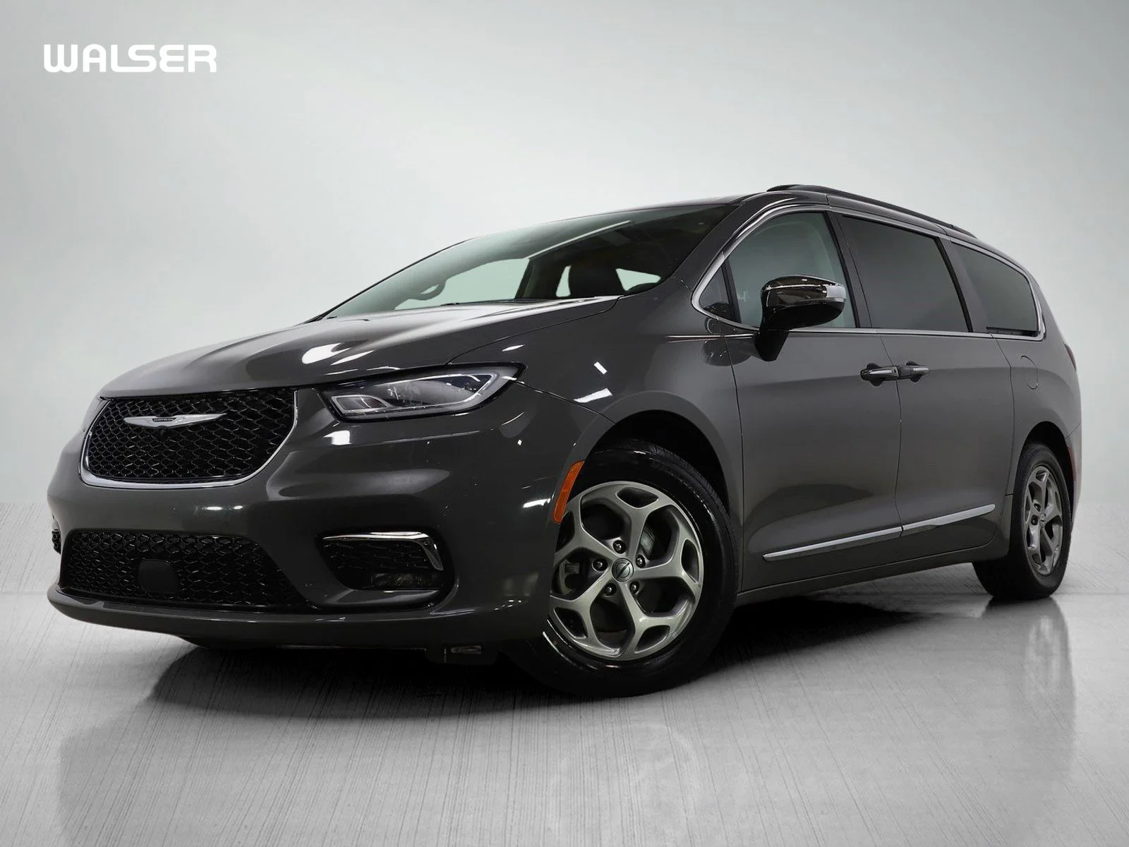 2023 Chrysler Pacifica Limited's photo