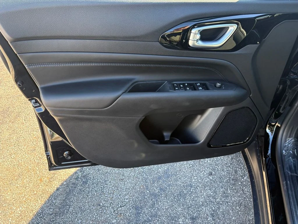 New 2026 Diamond Black Crystal Pearl-Coat Exterior Paint Jeep Latitude image 12