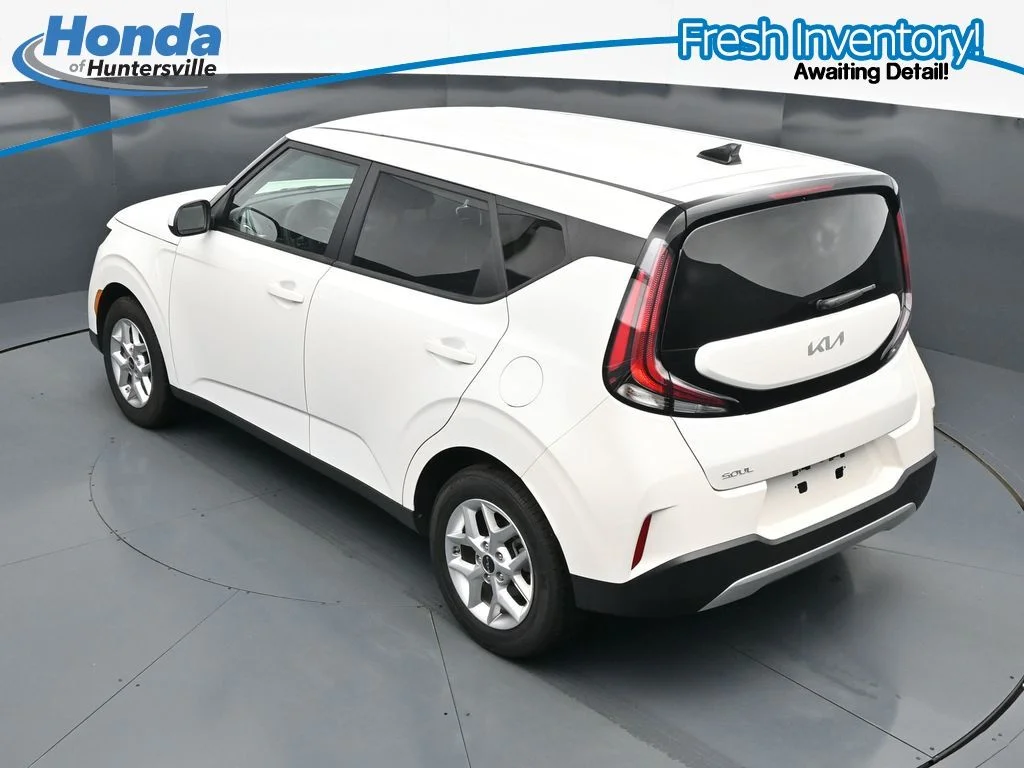 Used 2025 Snow White Pearl Kia LX image 20