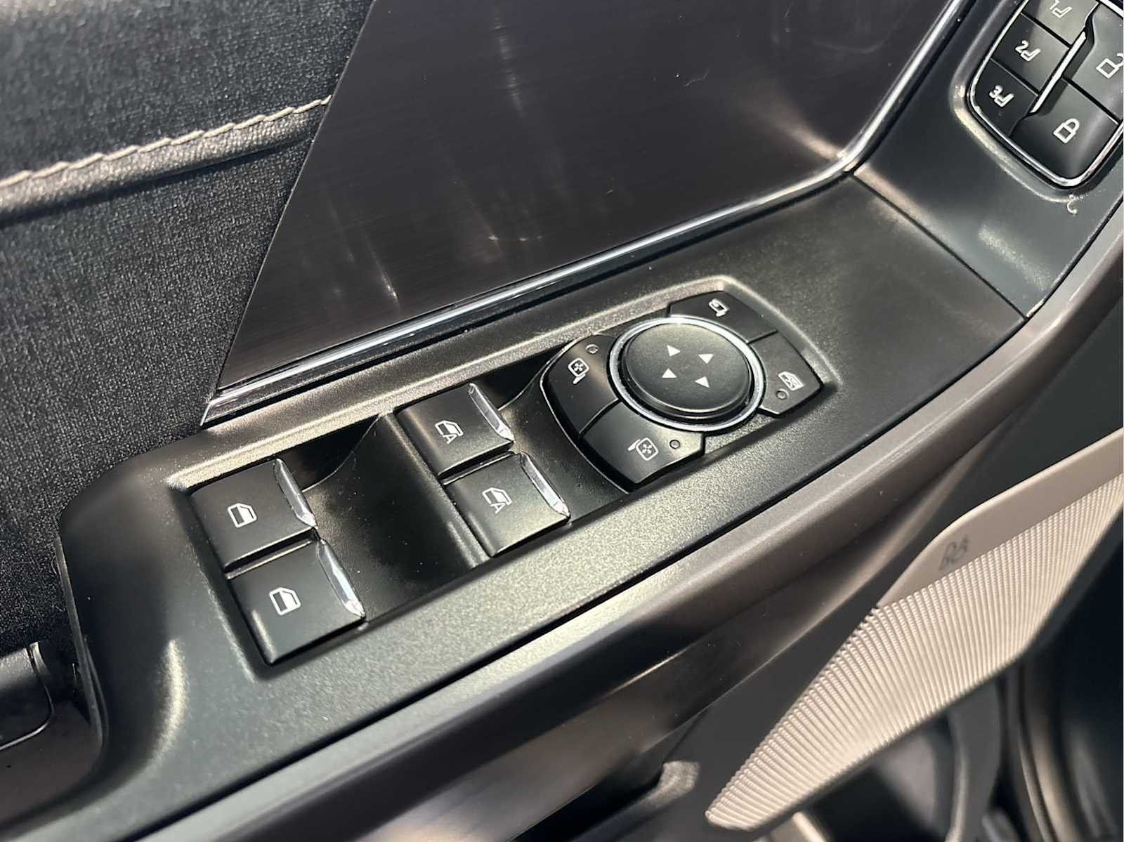 Used 2025 Agate Black Metallic Ford LARIAT image 22