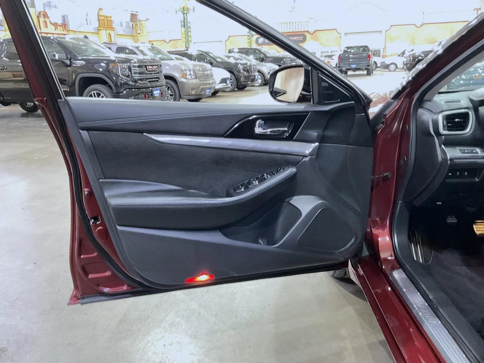Certified Used 2016 Red Nissan SR image 9