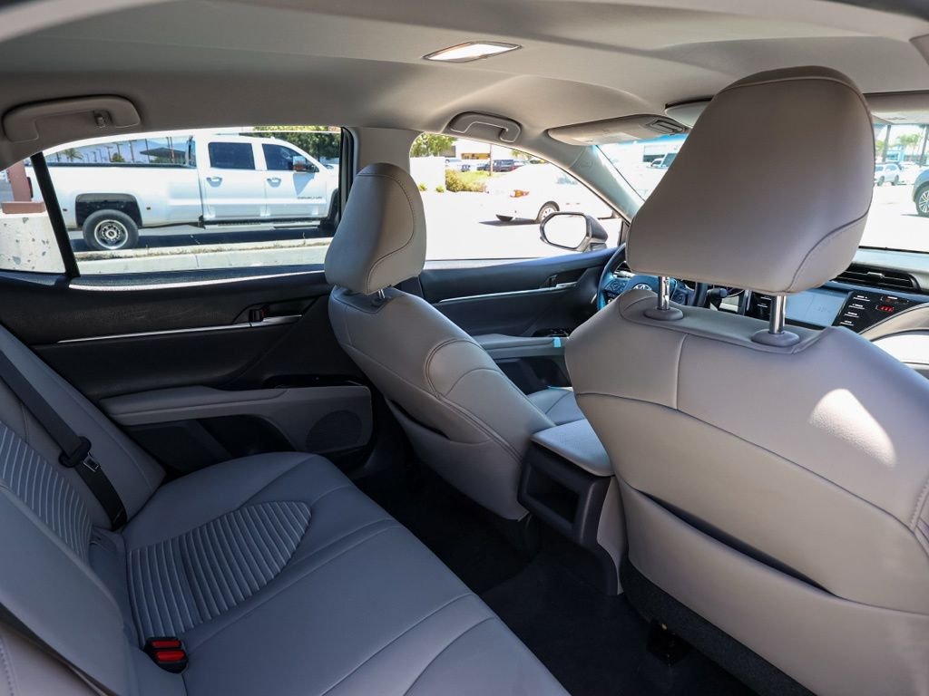 Used 2018 White Toyota SE image 15