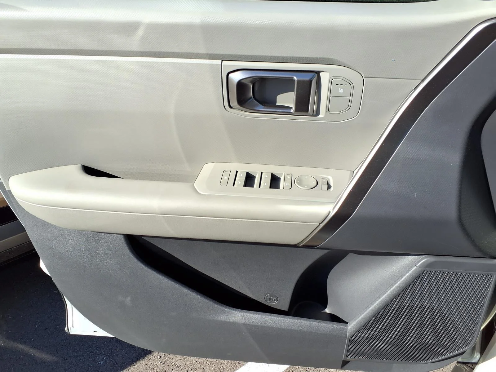 New 2027 Ivory Silver Kia S image 10