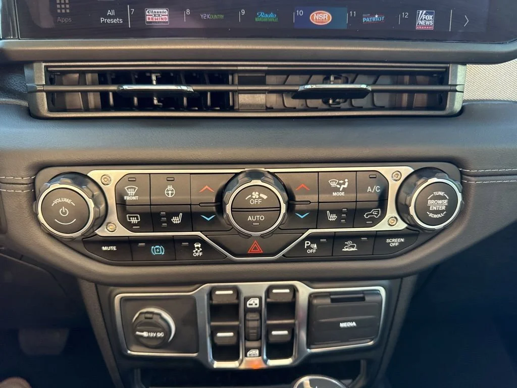 Used 2025 Black Jeep Sahara image 17