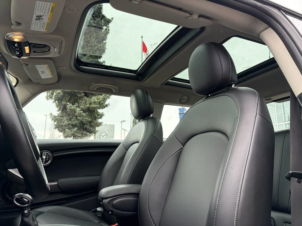 Used 2018  MINI 3 Door Great price,Fun to drive,Financing availa image 15