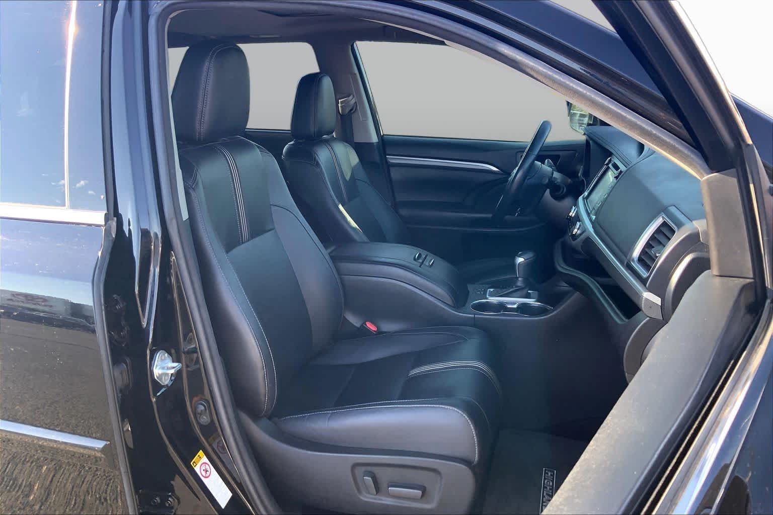 Used 2018 Midnight Black Metallic Toyota XLE image 9