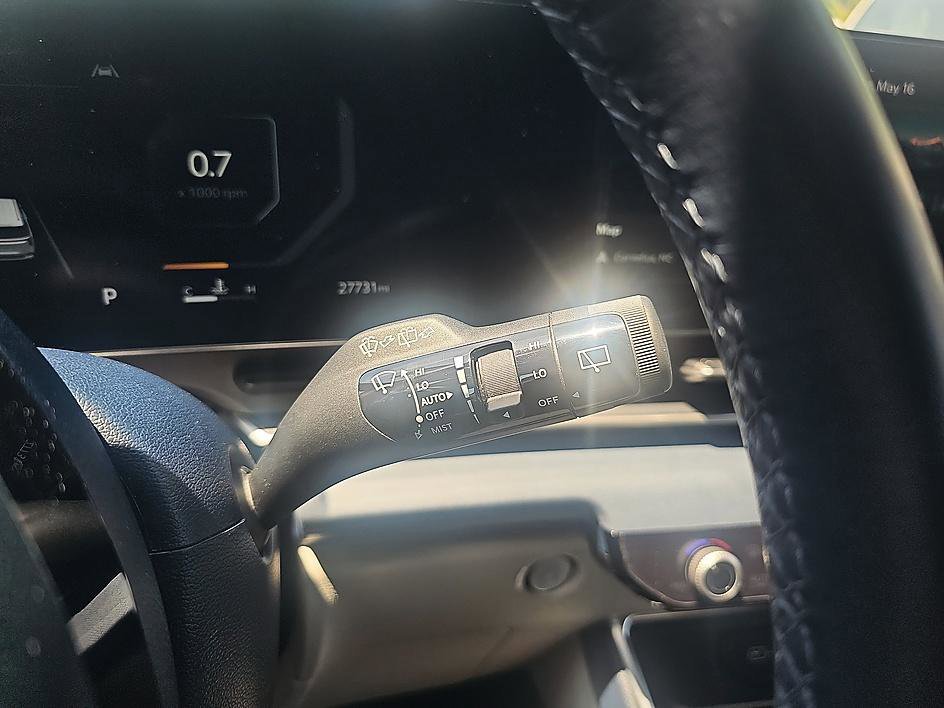 Used 2025 Snow White Pearl Kia SX image 21