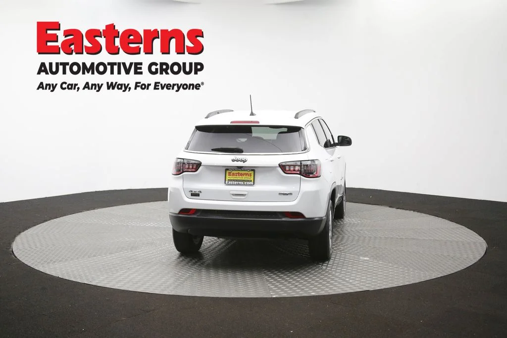 Used 2022 White Jeep Latitude image 38