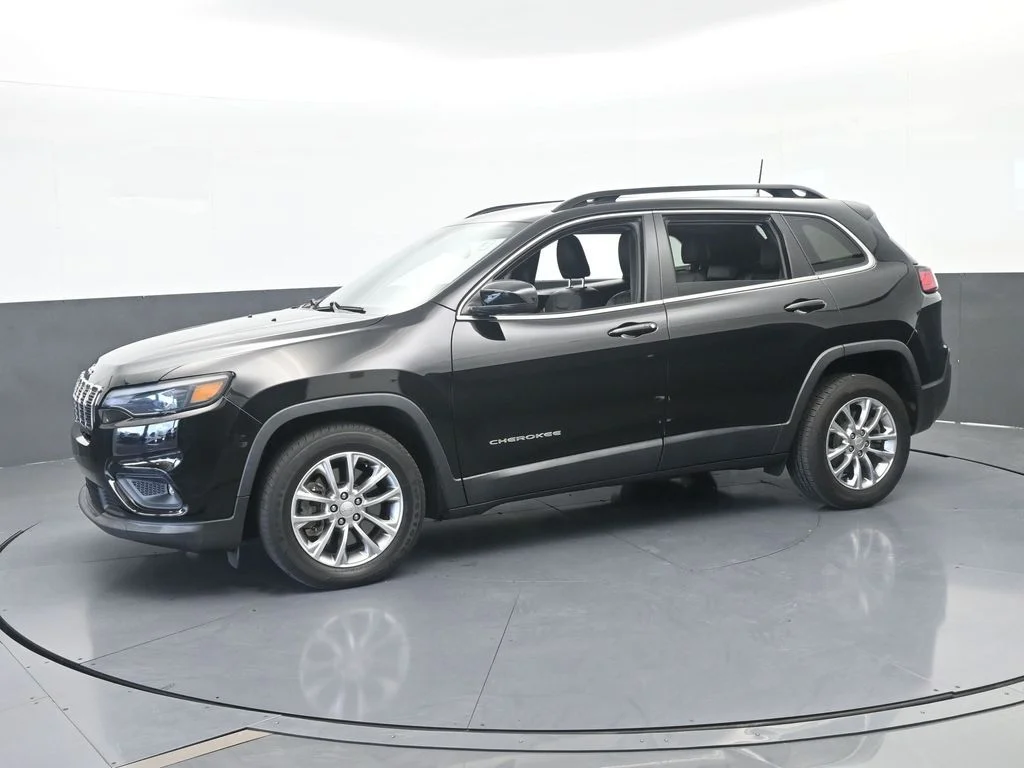 Used 2022 Diamond Black Crystal Pearlcoat Jeep Latitude Lux image 2