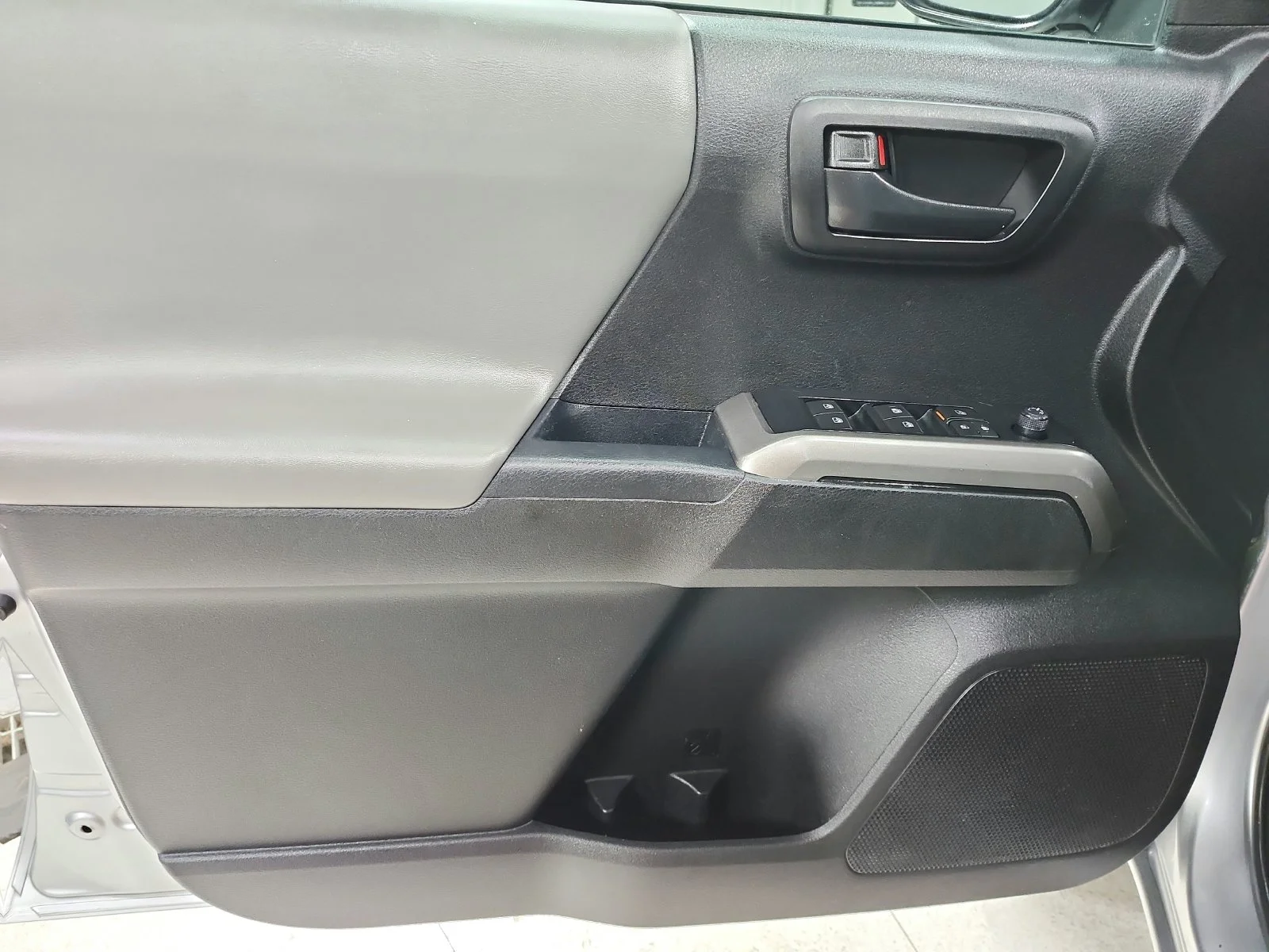 Used 2022 Silver Toyota SR5 image 31