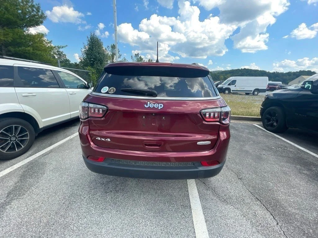 Used 2022 Red Jeep Latitude image 11