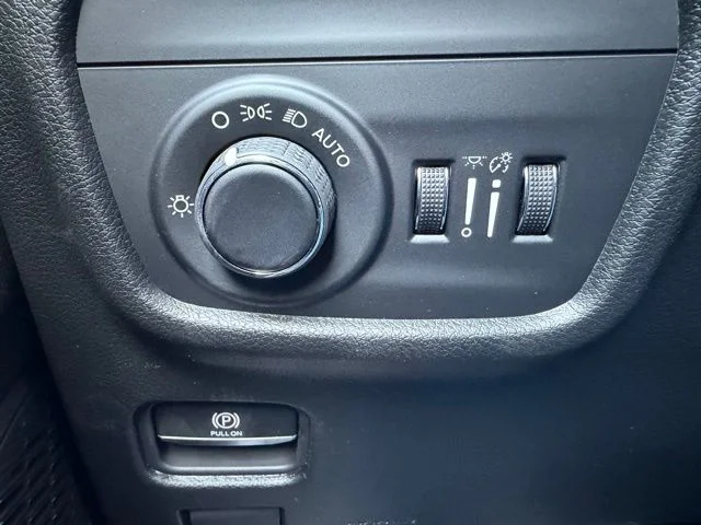 New 2026 Diamond Black Crystal Pearl-Coat Exterior Paint Jeep Laredo X image 22