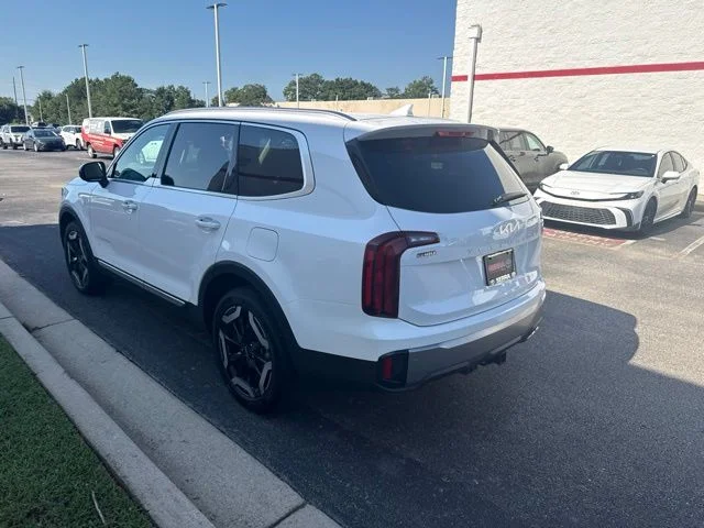 Used 2025 White Kia S image 5