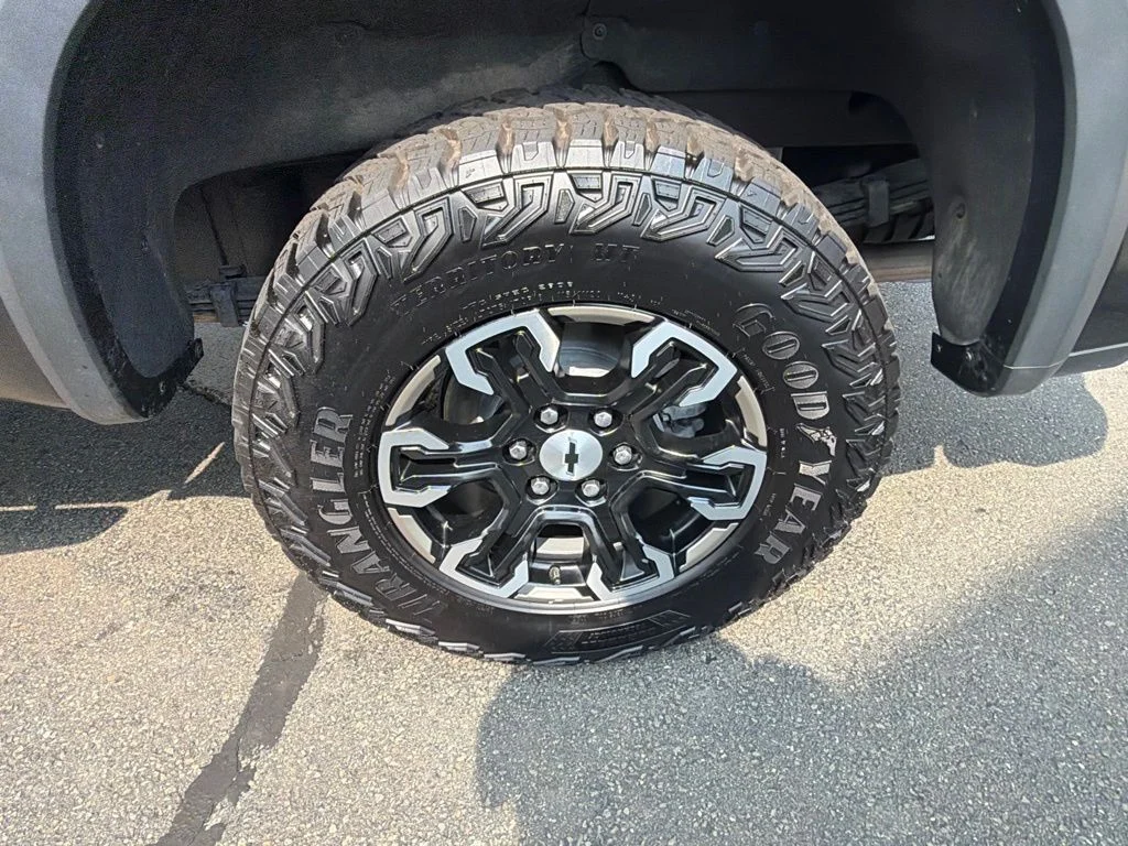 Used 2025 Black Chevrolet ZR2 image 33