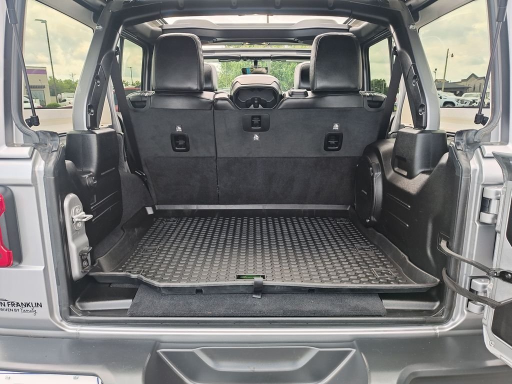 Used 2021 Silver Jeep Unlimited Sahara image 9