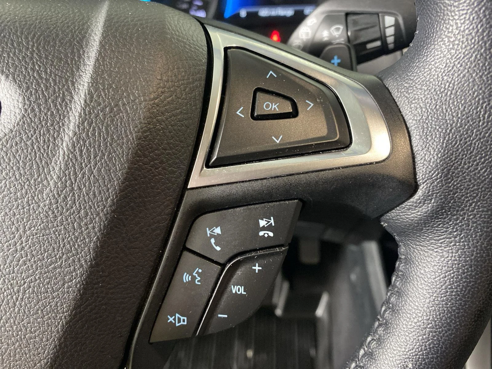 Used 2024 Iconic Silver Ford SEL image 19