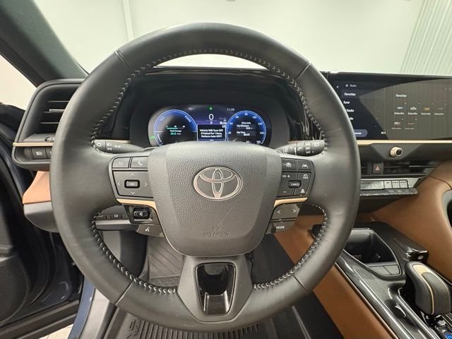 Used 2025 White Toyota XLE image 18