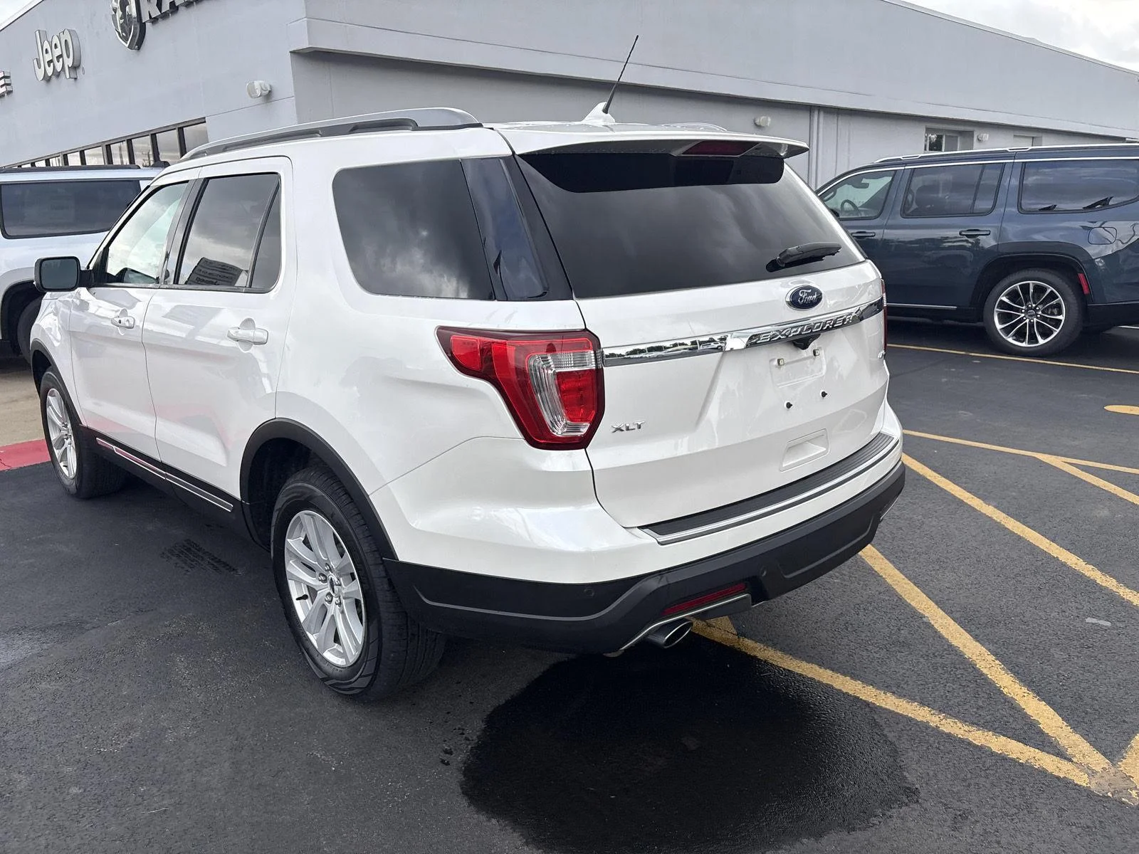 Used 2018 White Platinum Metallic Tri-Coat Ford XLT image 7
