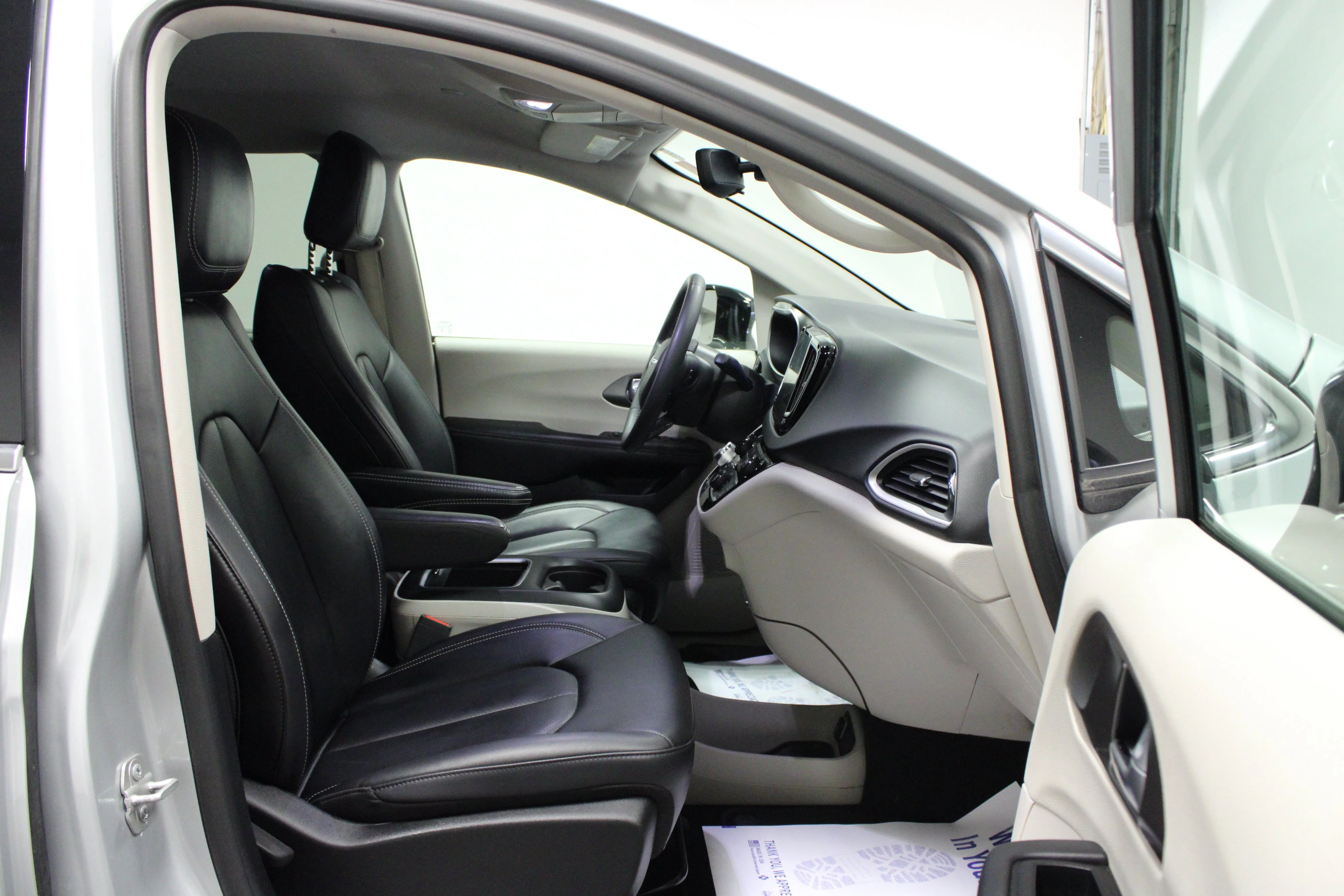 Used 2024 Silver Mist Clearcoat Chrysler Touring L image 17