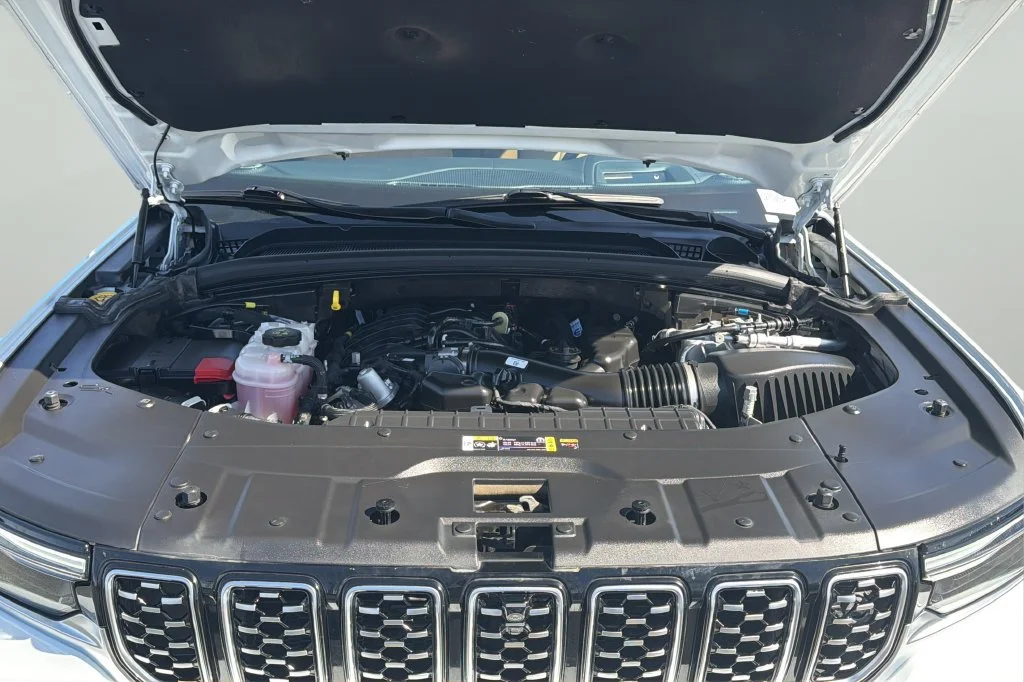 Used 2025  Jeep Summit image 10