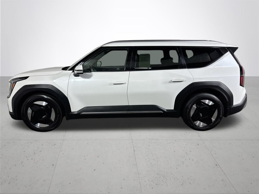 Used 2024 White Kia Wind image 9