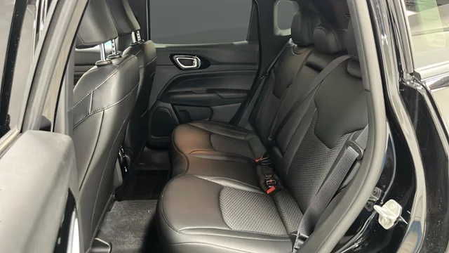 New 2026 Diamond Black Crystal Pearl-Coat Exterior Paint Jeep Latitude image 22