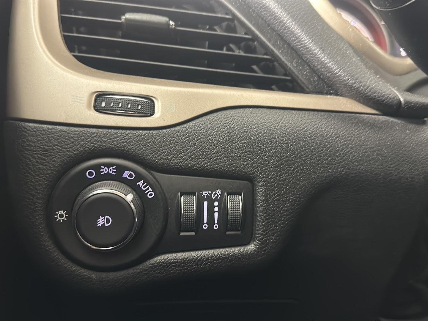 Used 2017 Granite Crystal Metallic Clearcoat Jeep Latitude image 10