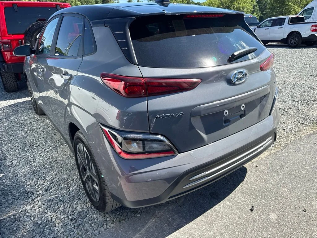 Used 2023 Gray Hyundai SE image 4