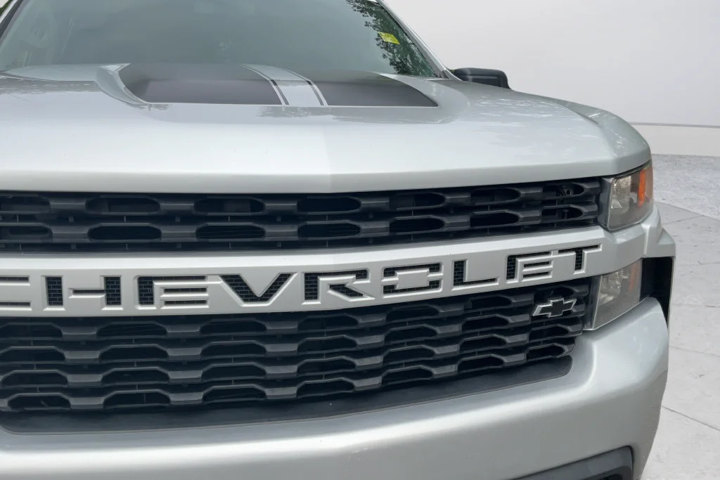 Used 2022 SILVER ICE METALLIC Chevrolet Custom image 27