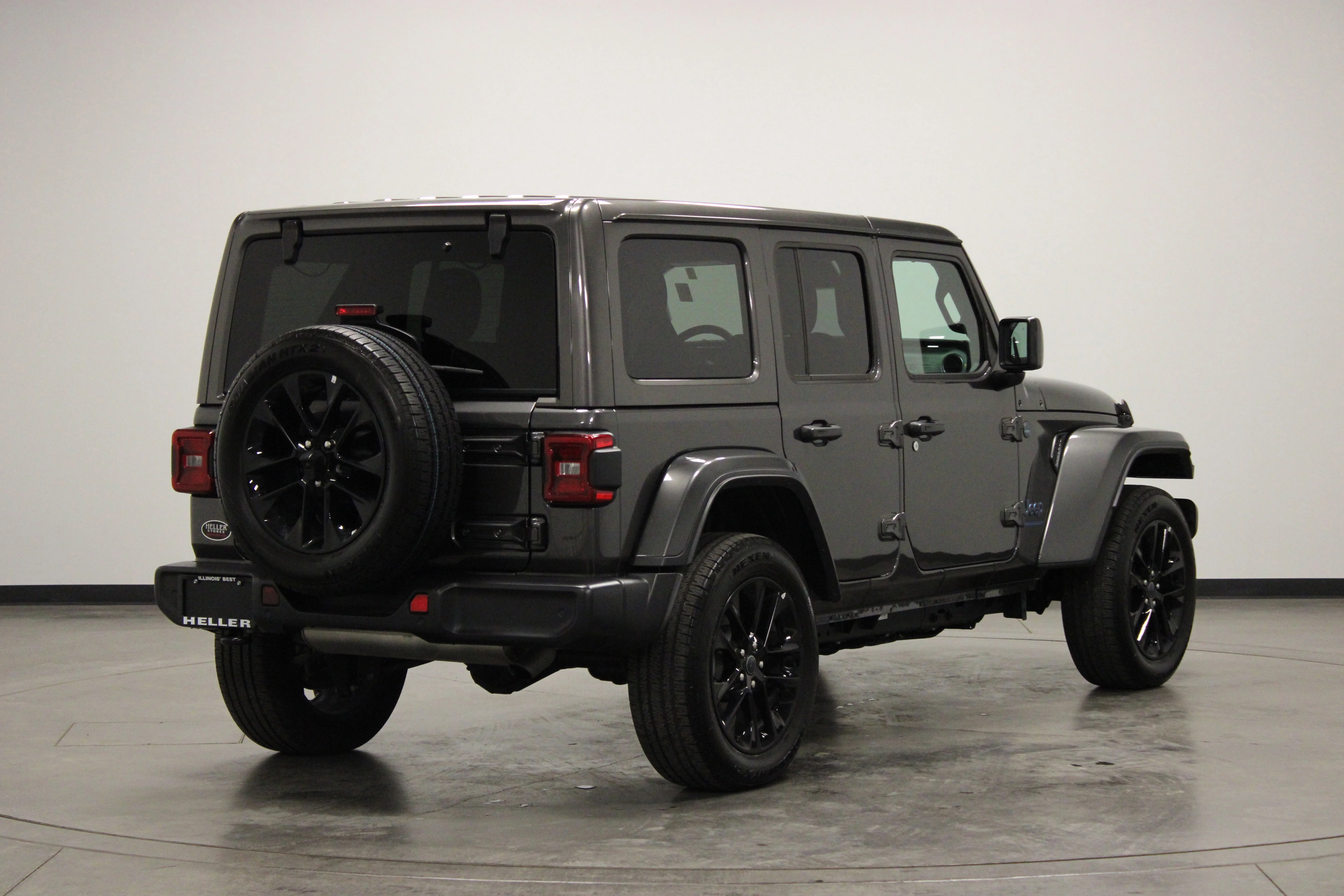 Used 2025 Granite Crystal Metallic Clearcoat Jeep Sahara image 8