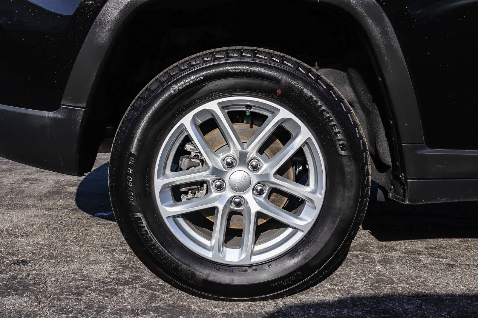 Used 2025 Diamond Black Crystal Pearlcoat Jeep Laredo X image 10