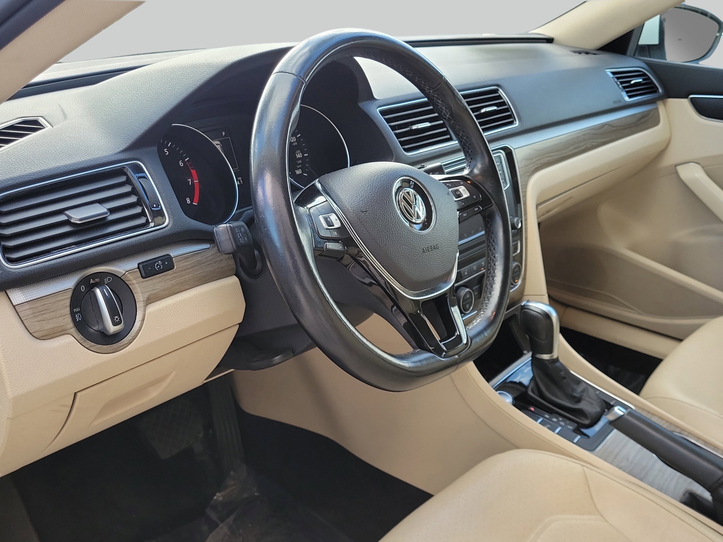Used 2017  Volkswagen 1.8T SE w/Technology image 8