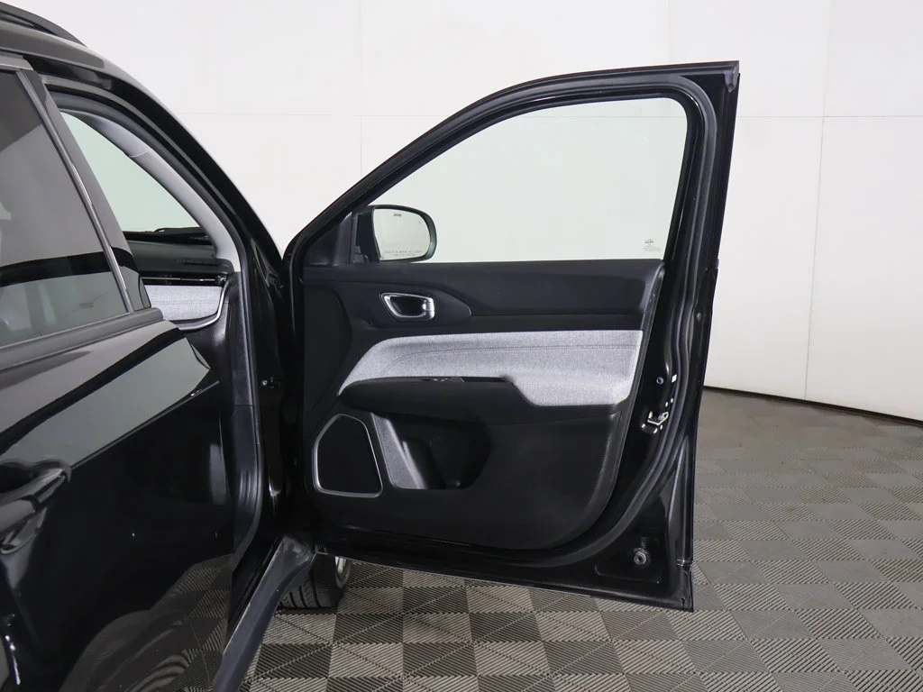 Used 2022 Black Jeep Latitude Lux image 18