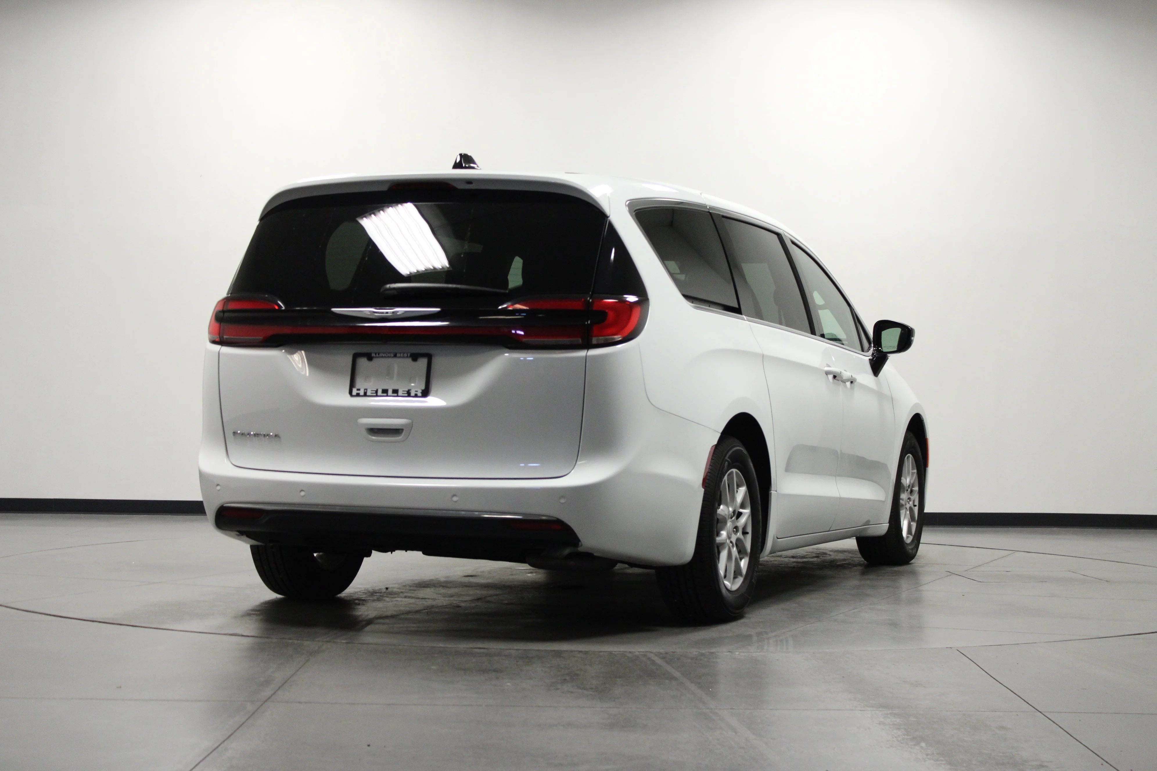 Used 2025 Bright White Clearcoat Chrysler Select image 4