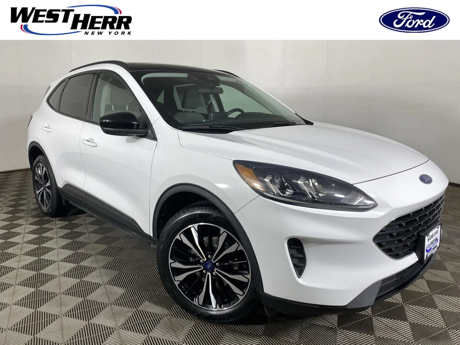 Used 2022 Oxford White Ford SE Hybrid image 1