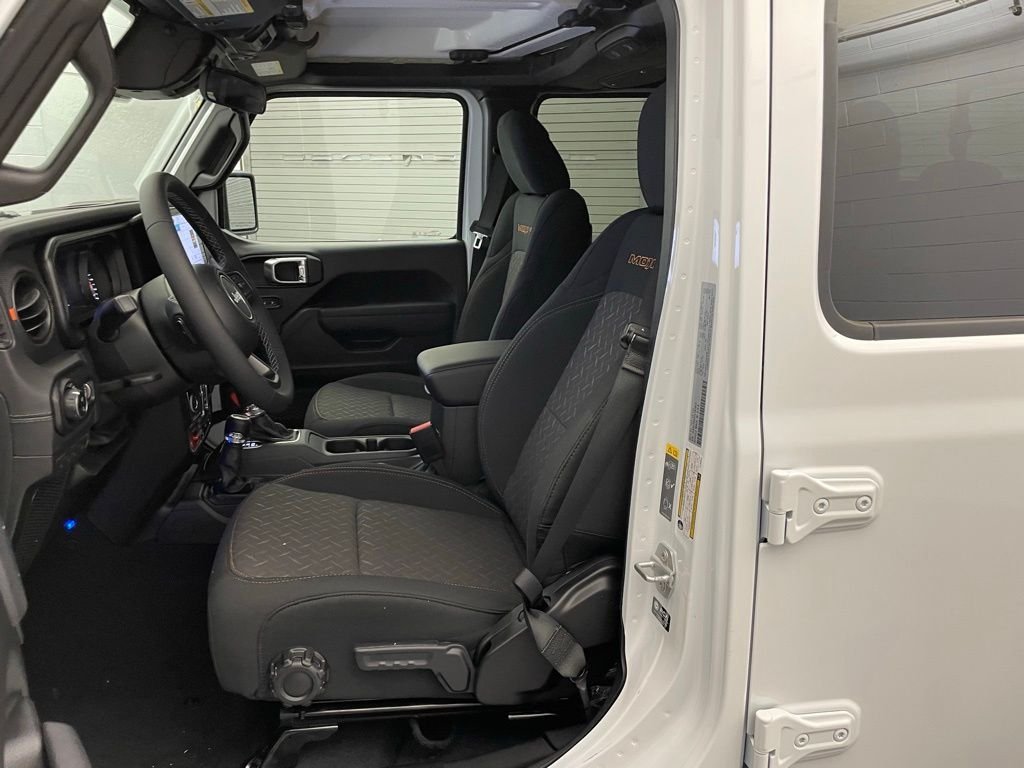 New 2026 Bright White Clear-Coat Exterior Paint Jeep Mojave image 15