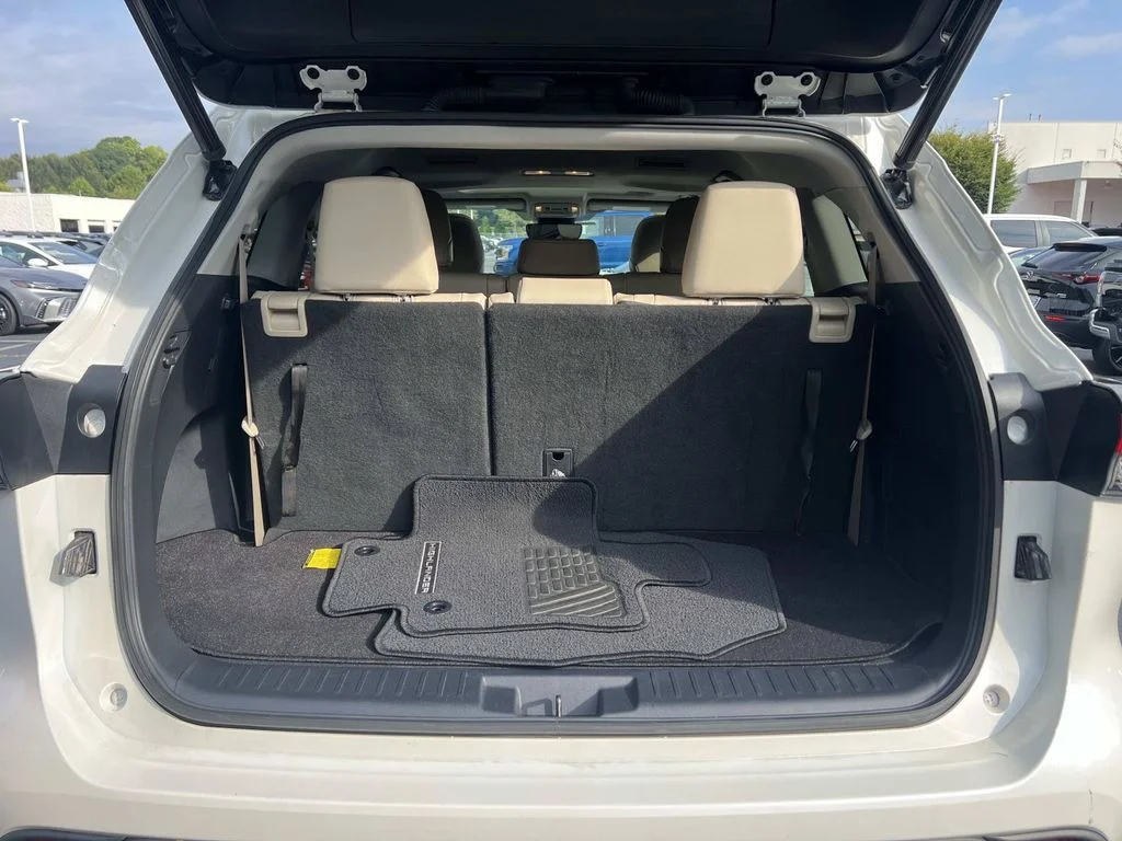 Used 2021 White Toyota XLE image 11