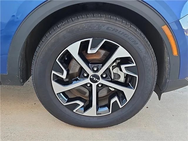 Used 2025 Sapphire Blue KIA EX Front-Wheel Drive image 5