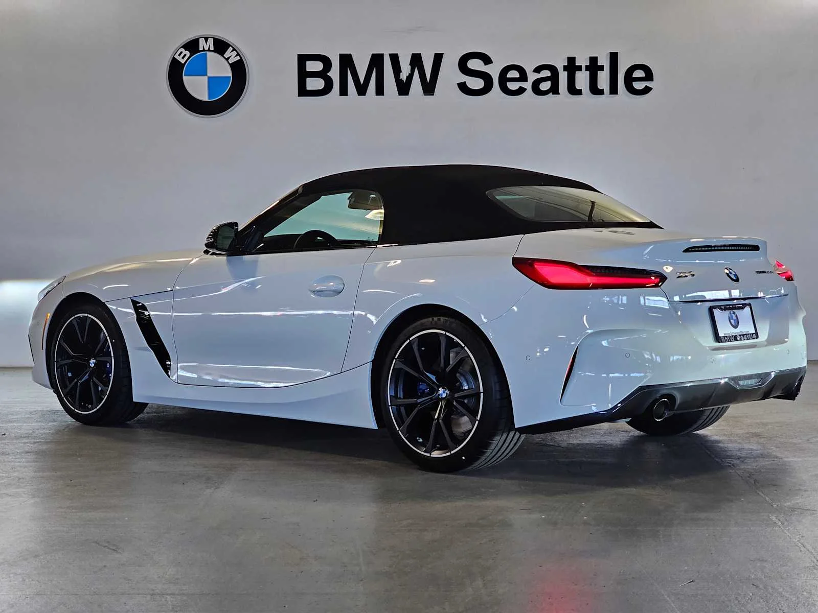 New 2026 Alpine White BMW sDrive30i image 4