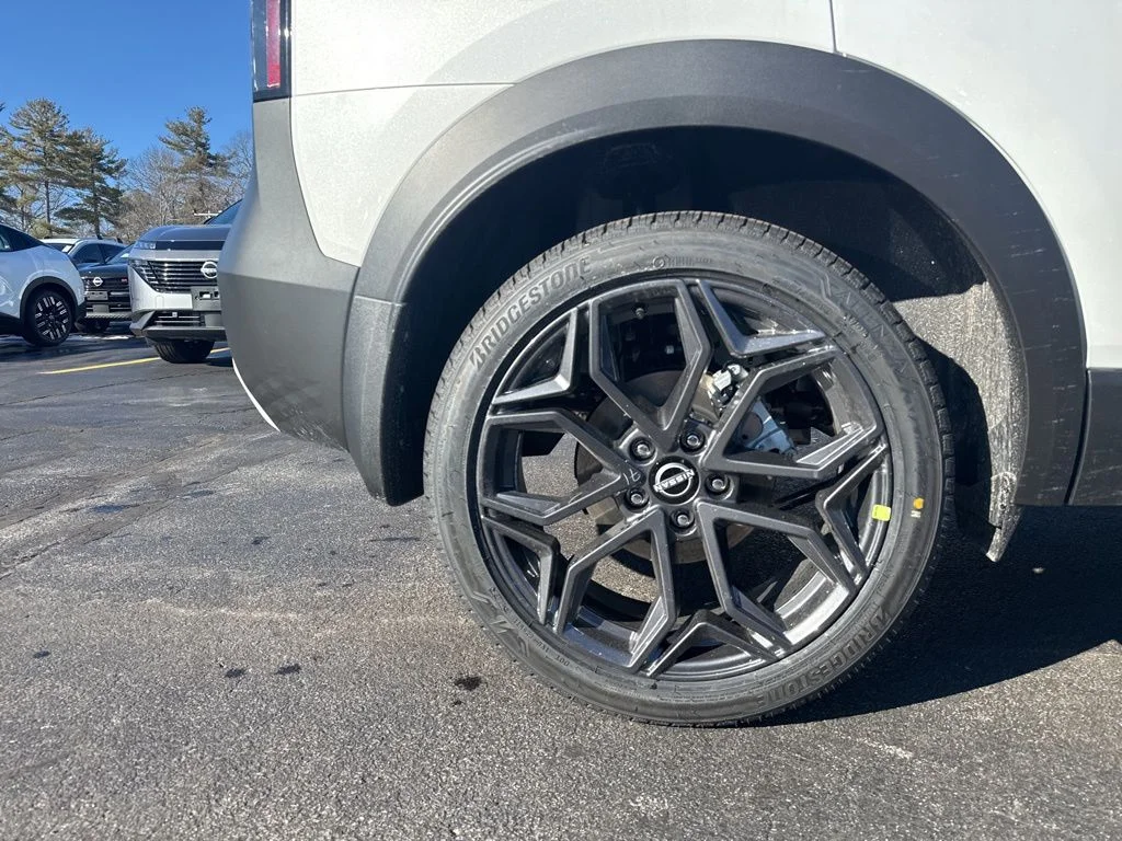 New 2026 Aspen White TriCoat / Super Black Two-tone Nissan SR image 9