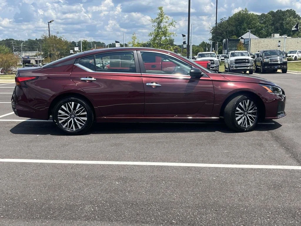 Used 2025 Red Nissan 2.5 SV image 2