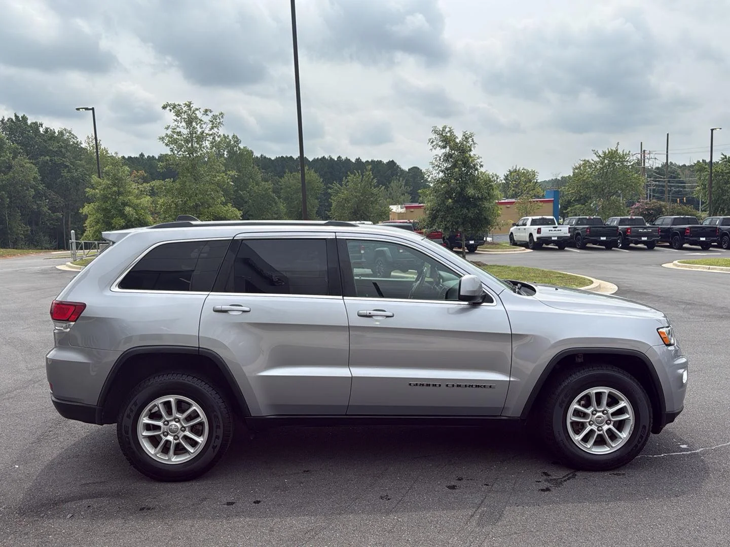 Used 2020 Billet Silver Metallic Jeep Laredo image 5