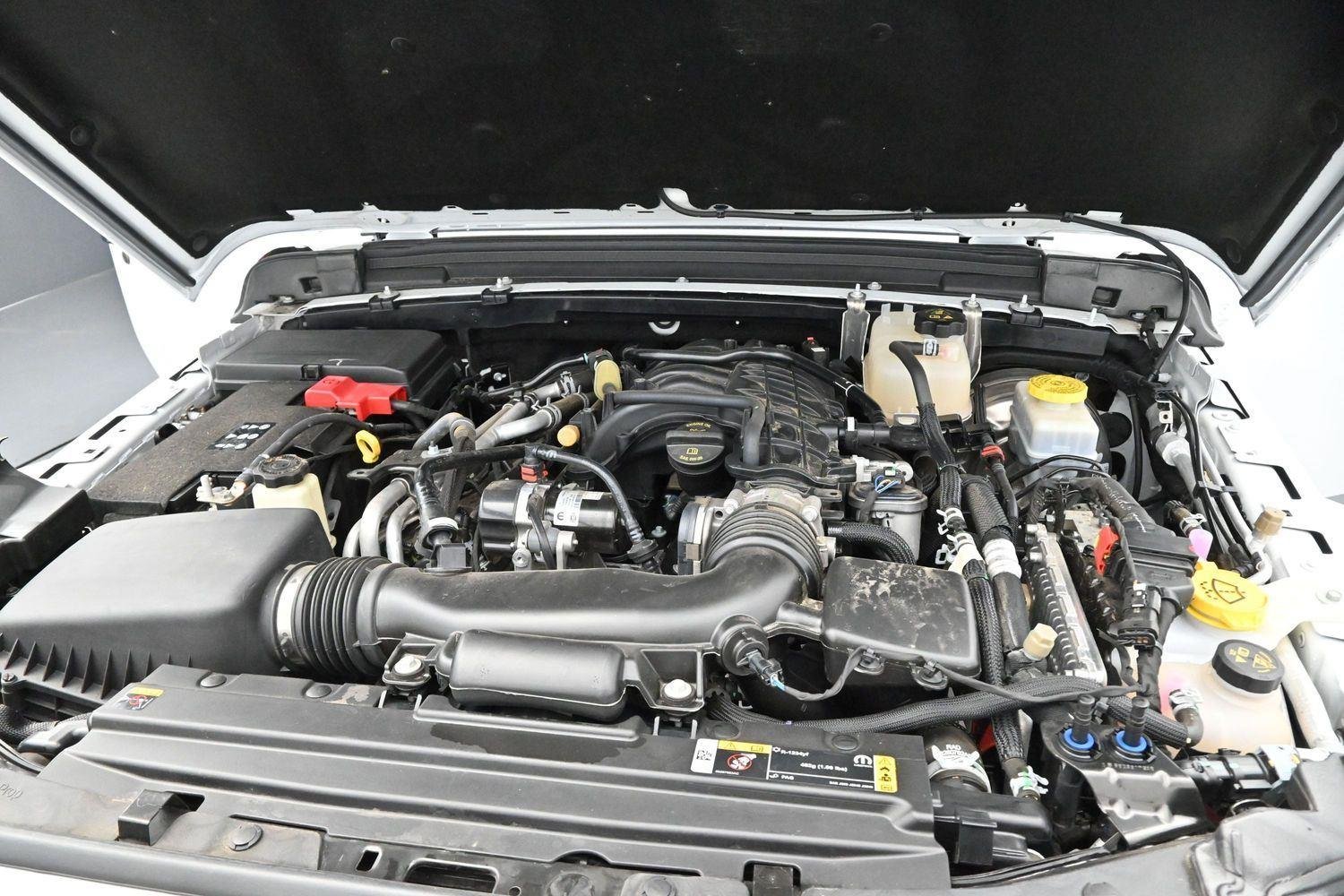 Used 2023 White Jeep Sahara Altitude image 33