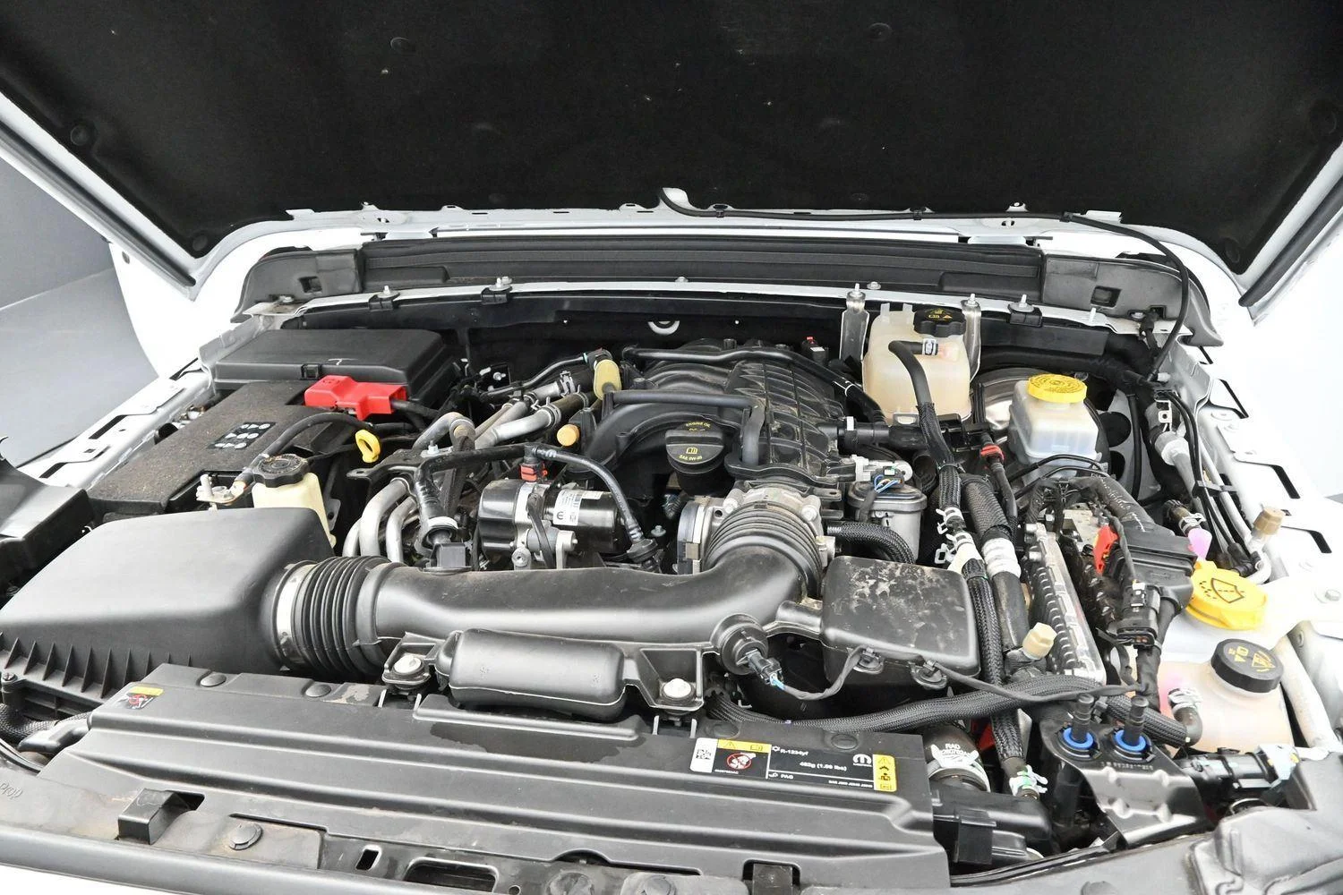Used 2023 White Jeep Sahara Altitude image 33