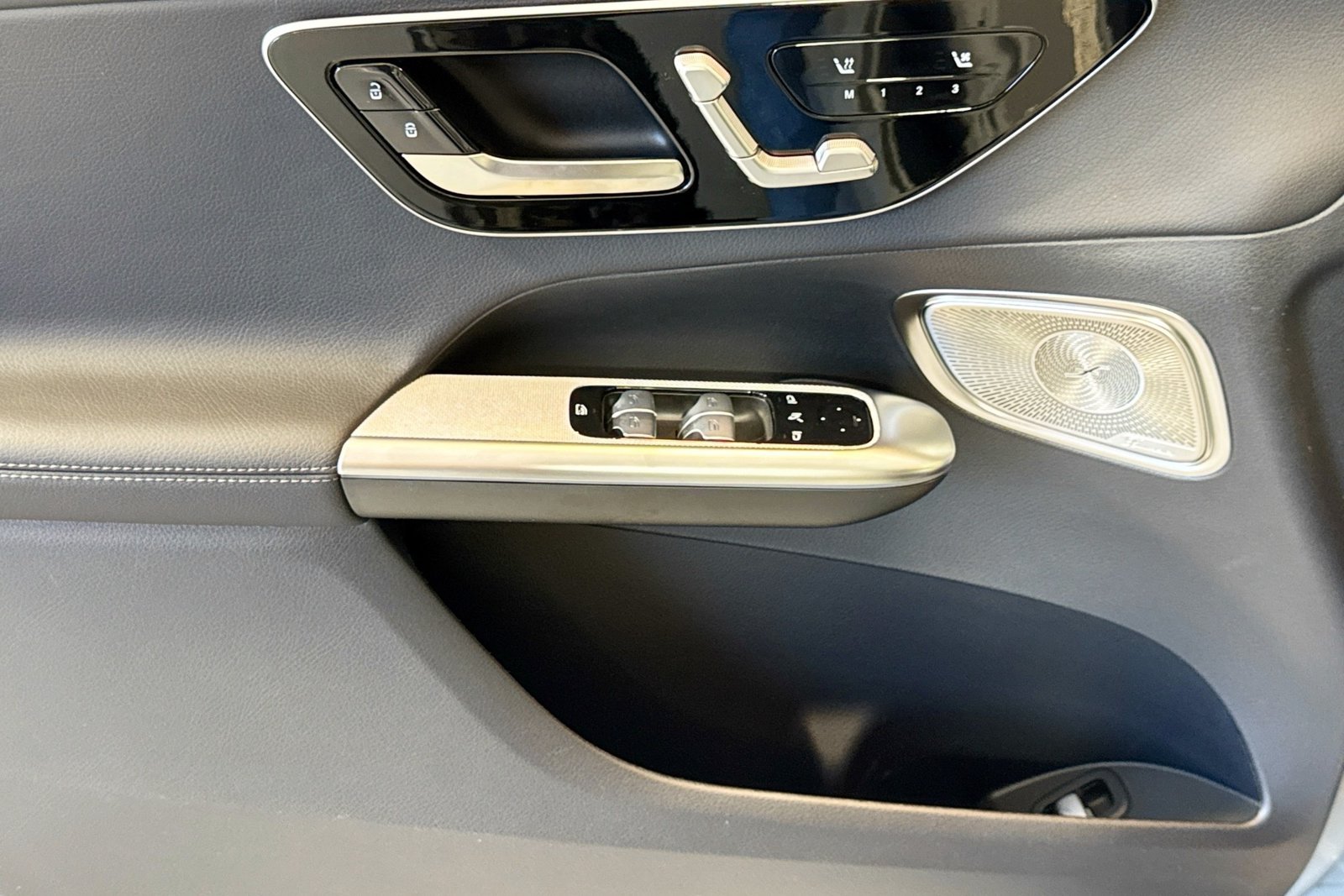 New 2026 Manufaktur Alpine Grey Mercedes-Benz GLC 300 image 15