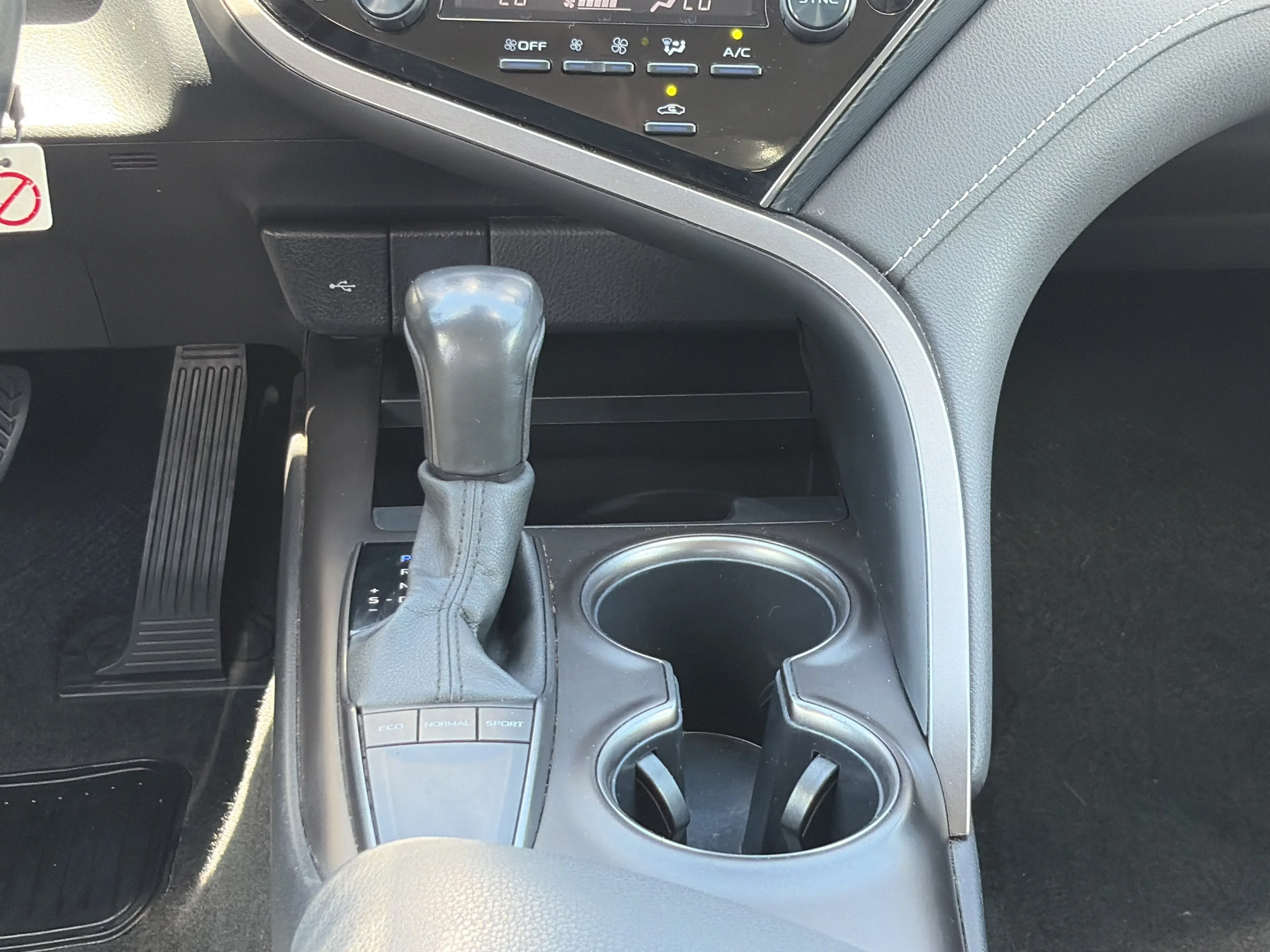 Used 2024 Ice Toyota SE image 14
