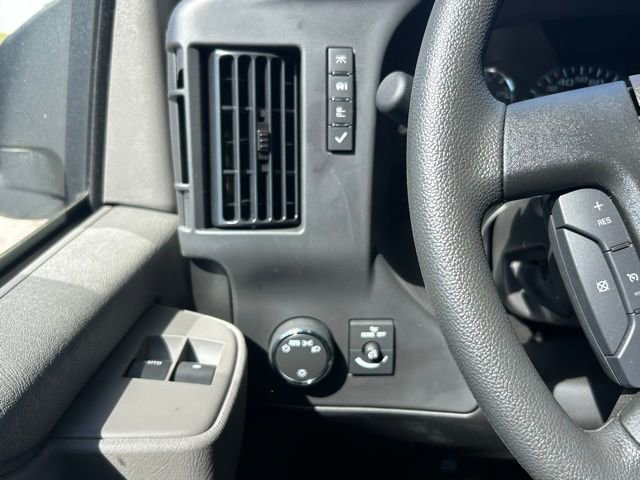 New 2025 Summit White Chevrolet 1WT image 12