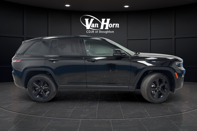 Used 2024 Diamond Black Crystal Pearlcoat Jeep Limited image 8