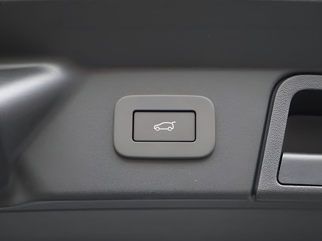 New 2026 Fuji White Land Rover  image 16