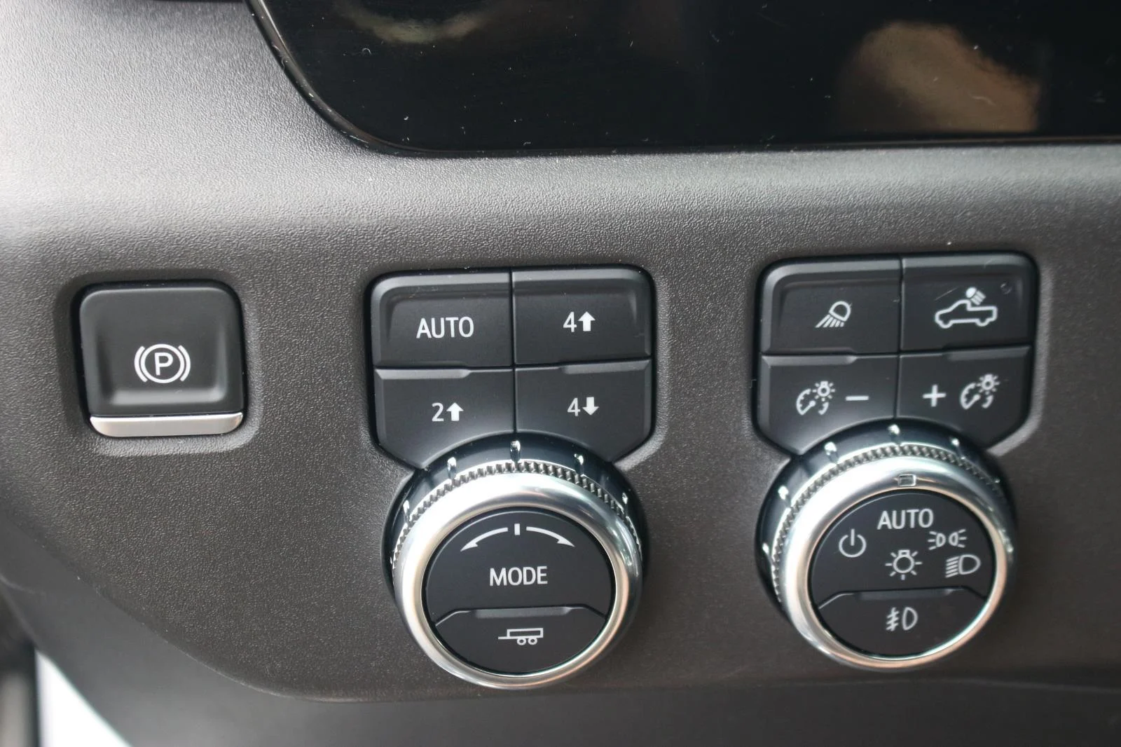 Used 2024 Summit White GMC Elevation image 29